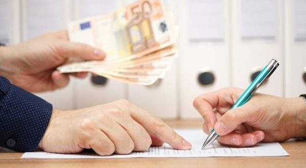Një person merr 10 mijë euro kredi duke falsifikuar kontratën e punës