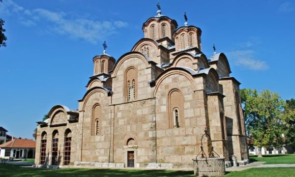 Ngacmohen motrat e nderit në manastirin e Graçanicës