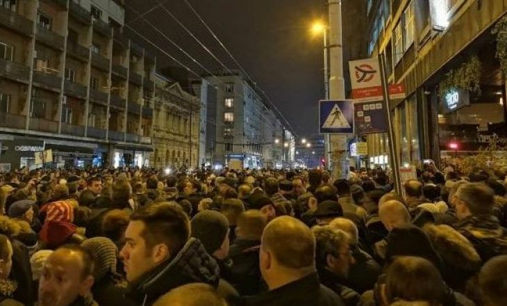 Serbët protestuan për të 30-ën herë, kërkohet dorëheqja e Vuçiqit