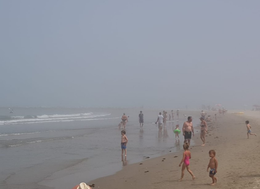Një mjegull gjigande përfshin plazhin e Durrësit (Foto)