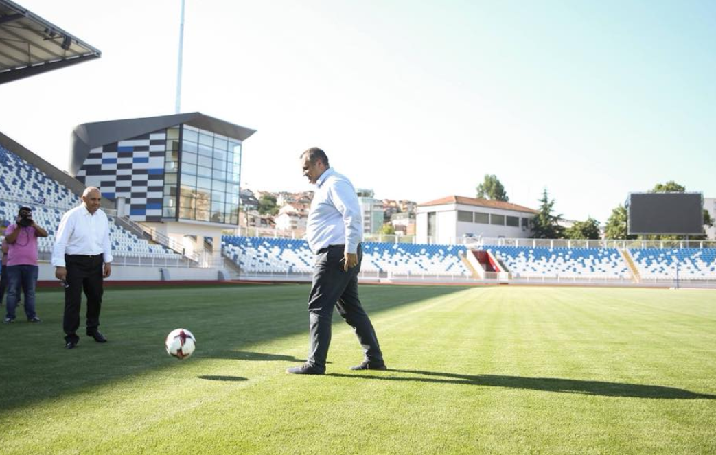 Shpend Ahmeti tallet me drejtuesit e Prishtinës