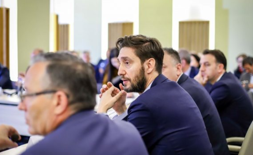 Nënkryetari i PDK’së i reagon Mustafës: Ju keni vetëm fjalë, Qeveria s’rrëzohet kur frikësohet lideri i opozitës