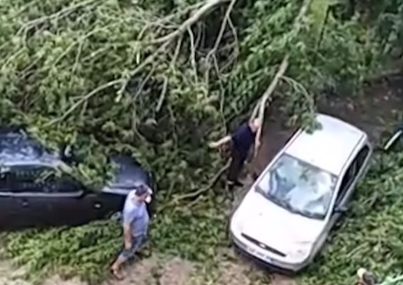 Pushuesit në Shëngjin tregojnë “ferrin” që goditi plazhin me stuhi e vetëtima