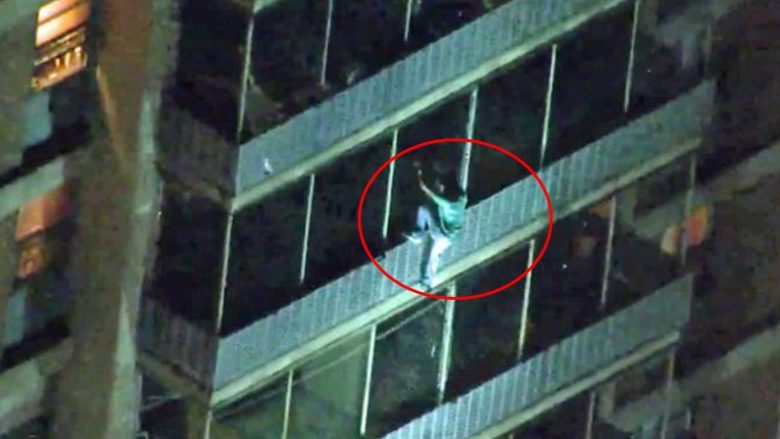 Apartamenti përfshihet nga zjarri, burri zbret si “Spider-Man” nga kati i 19-të i ndërtesës