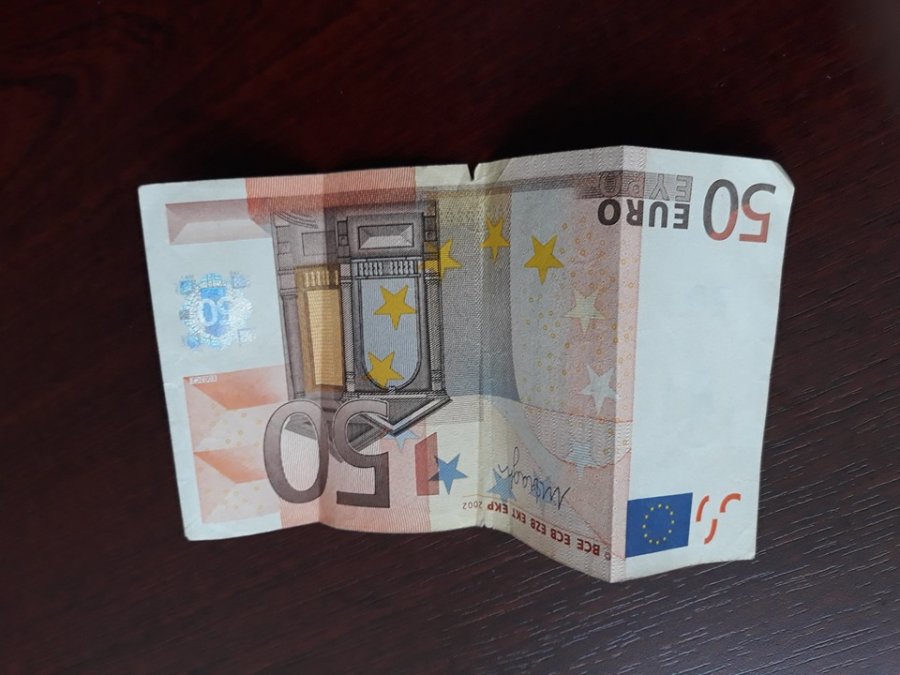 “Trafiku Urban” thotë se dikujt i kanë humbur 50 euro në një autobus, fton pronarin