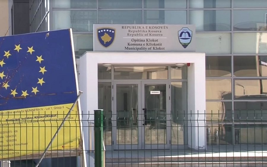 Kryetari i Kllokotit largon nga puna 51 persona, akuzohet se e bëri këtë për të punësuar familjarë
