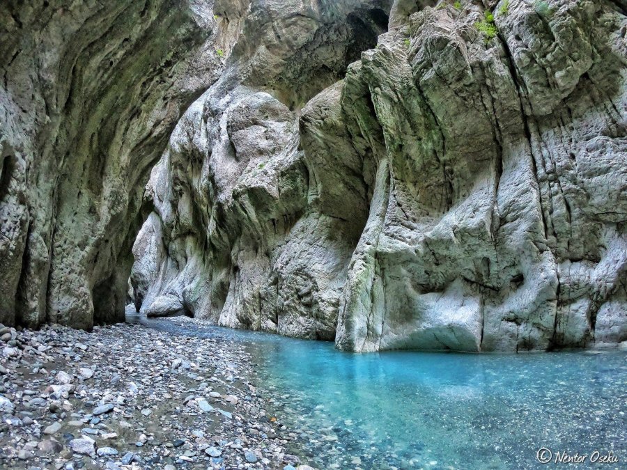 Vdes një vajzë në Kanionin e Holtës në Shqipëri