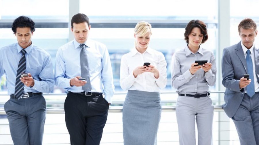Shefat i heqin punonjësve celularët nga zyra, për të rritur efikasitetin në punë