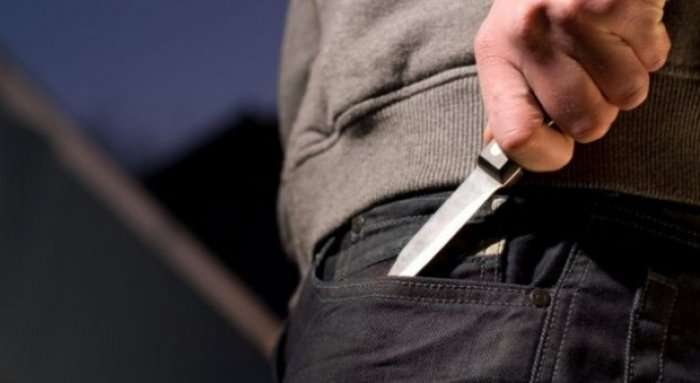 Nxënësi e kanosë me thikë një nxënëse në një shkollë të Lipjanit