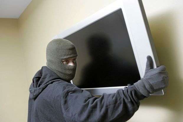 Vodhi një televizor dhe dy shtretër, arrestohet nga policia