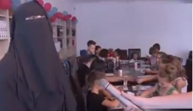 Mësuesja me burka i mëson fëmijët gjatë verës sa për t’i ‘relaksuar’