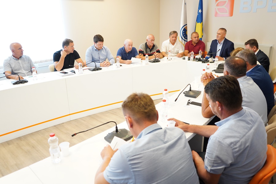 Naftëtarët kundërshtojnë vendimin e ministrit Shala për pastrimin e rezervarëve çdo 3 vjet