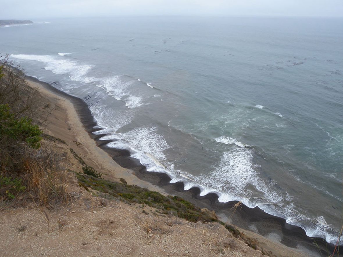 Valë misterioze – Çfarë po ndodhë nëpër plazhe?