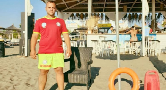 Ditën e parë që nisi punën si vrojtues plazhi u bë hero duke shpëtuar një vajzë nga mbytja e sigurt