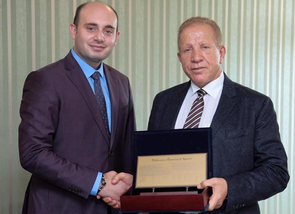 Zv/ministri i Arsimit kërcënon policët pse ia gjobitën vëllanë, u thotë “unë jam VIP”