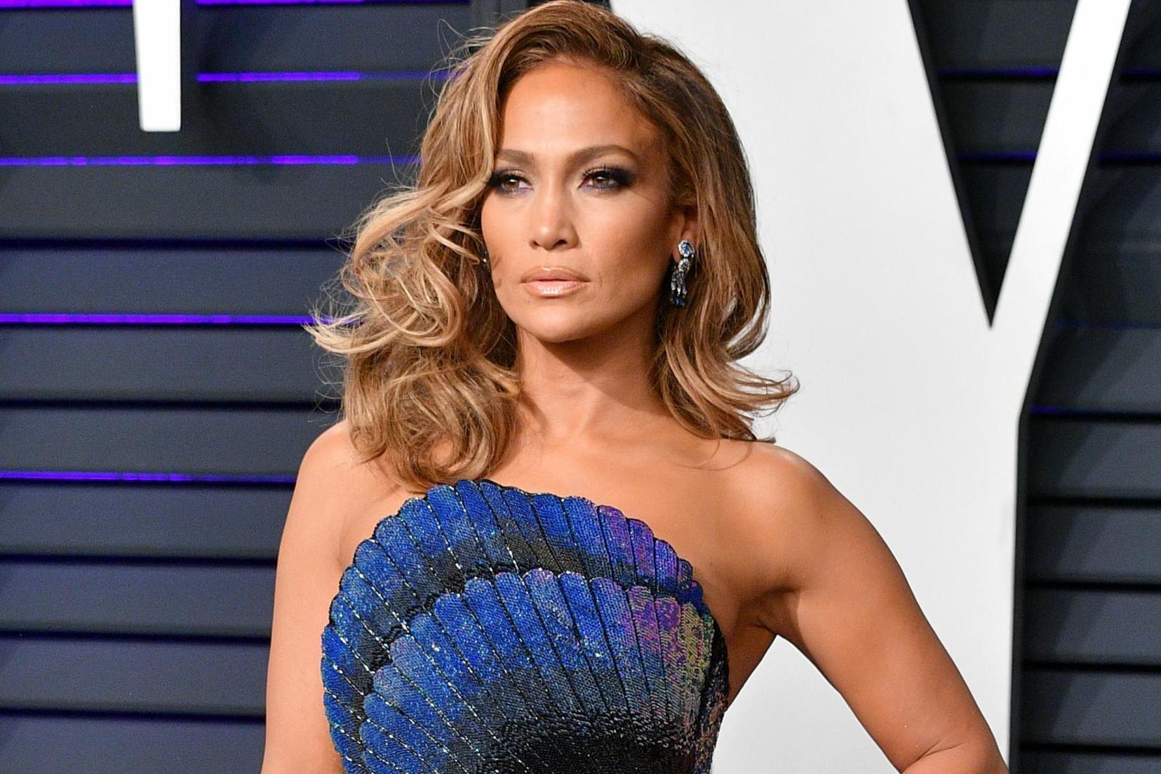 Jennifer Lopez ‘çmend’ rrjetet në imazhin e fundit, shfaq linjat përfekte