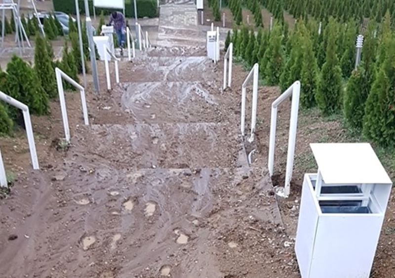 Shkallët në lagjen ‘Arbëria’ të pakalueshme nga dëmi i shkaktuar nga reshjet