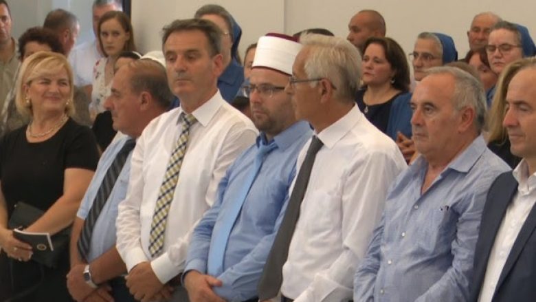 Edhe hoxha merr pjesë në shugurimin e Kishës në Gllogjan