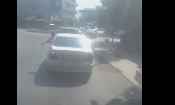 Viti, fëmija nxjerrë trupin jashtë veturës derisa ajo po lëvizte