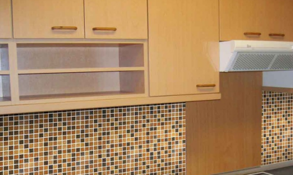 Përfundon në spital, përleshen për orendi të kuzhinës në Kamenicë