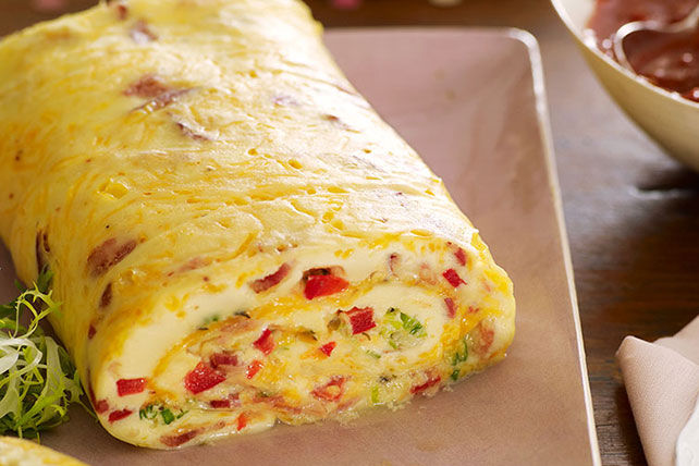 Për kafjall të këndshëm, ja si të përgatisni omletë me përshutë dhe djathë
