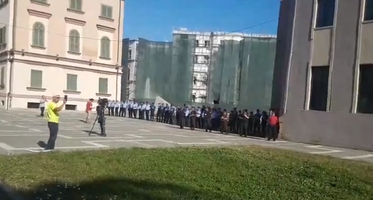 Tiranë, policia rrethon ndërtesën e Teatrit Kombëtar
