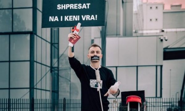 I riu kosovar proteston para Qeverisë, me litar në fyt e pranga në duar