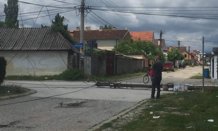 Kamioni rrëzon shtyllën elektrike në Gjakovë, rrezikon jetën e qytetarëve