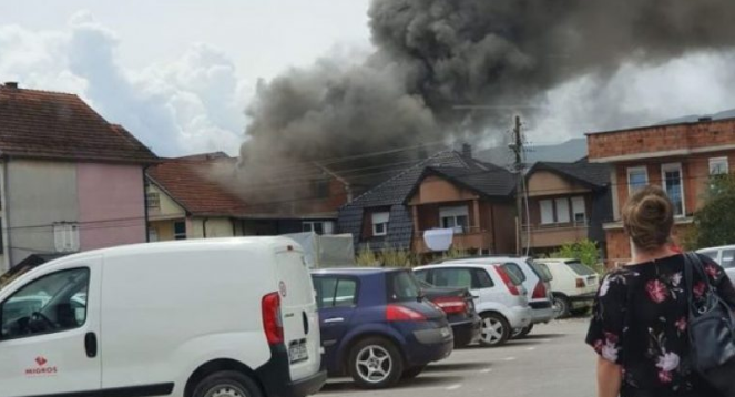 Përfshihet nga flakët një shtëpi në rrugën “Rizah Matoshi” në Ferizaj