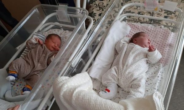 E jashtëzakonshme, foshnja lind 11 javë pas binjakes
