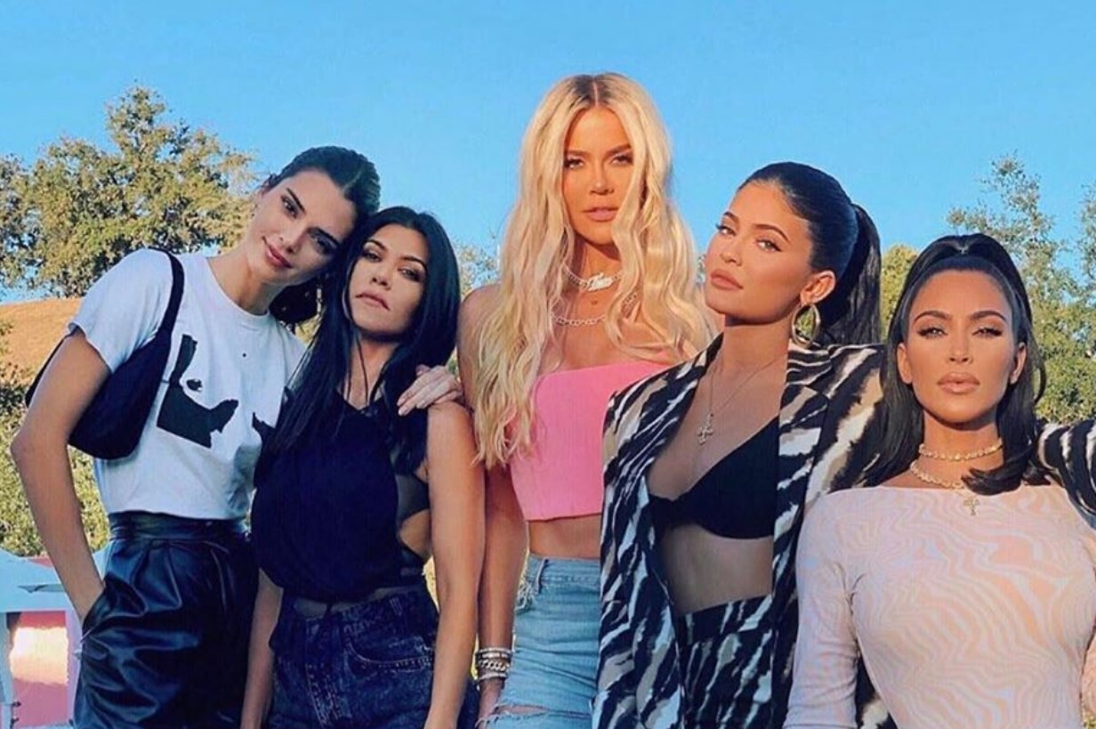 Motrat Kardashian në bikini urojnë ‘Ditën Kombëtare të Motrave’