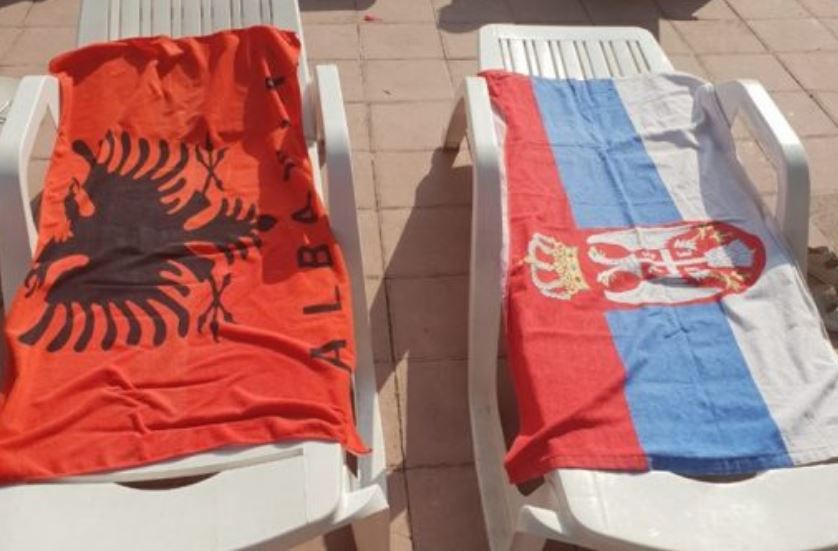 Gazetari kosovar e bën bashkë flamurin shqiptar me atë serb në mes të Beogradit