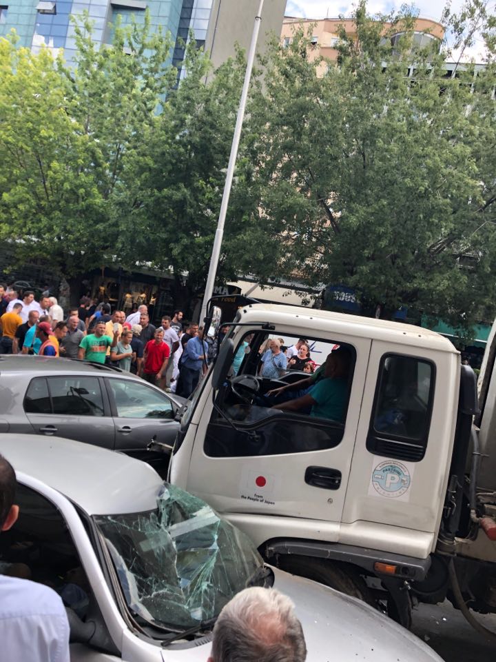 Këngëtari i njohur shihet te aksidenti i tmerrshëm në Prishtinë