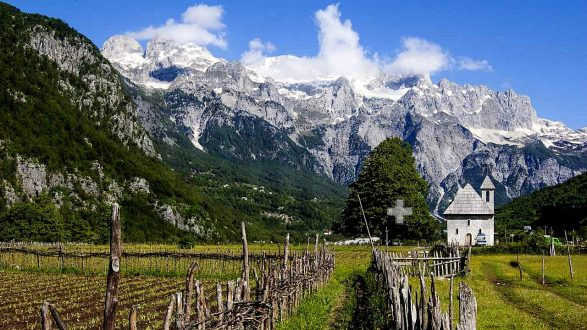 Ky është fshati zviceran që planifikon të shesë ‘shtëpi për një franga’
