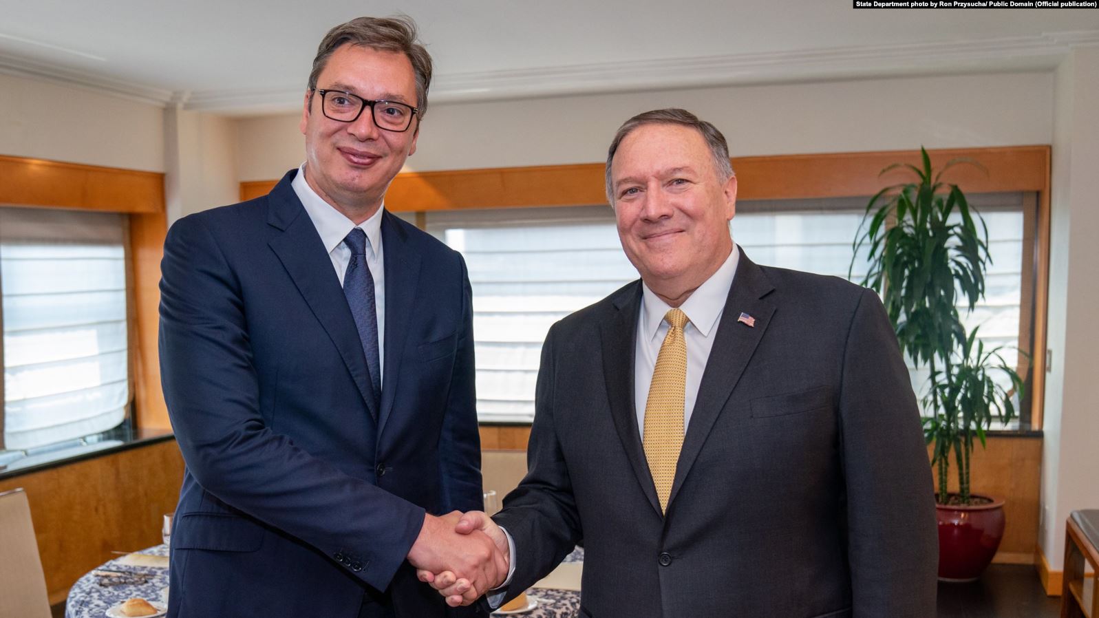 Pompeo ia bën me dije Vuçiqit : Marrëveshja Kosovë –Serbi të rezultojë me njohje të ndërsjellë