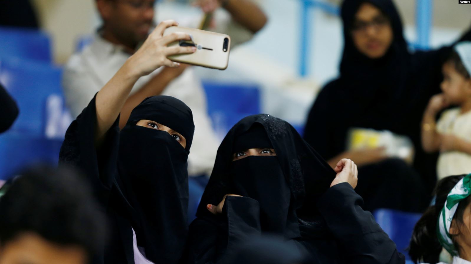 Arabia Saudite lejon gratë të udhëtojnë në mënyrë të pavarur