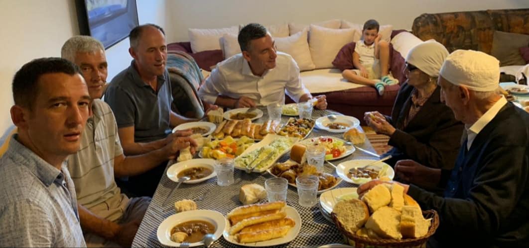 Me pite e gullash, Veseli drekon me familjen për Kurban Bajram