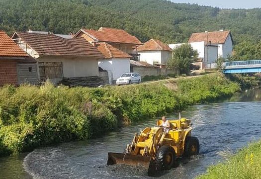 Banorët e Gjilanit, me eskavator pastrojnë lumin ‘Mirusha’