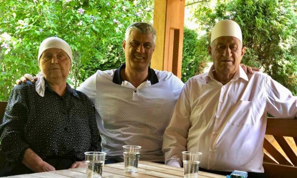 Hashim Thaçi feston Bajramin në Burojë me familje