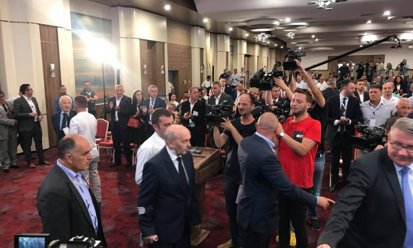 Mustafa në gjendje jo të mirë shëndetësore, mbërrin në Kuvendin zgjedhor