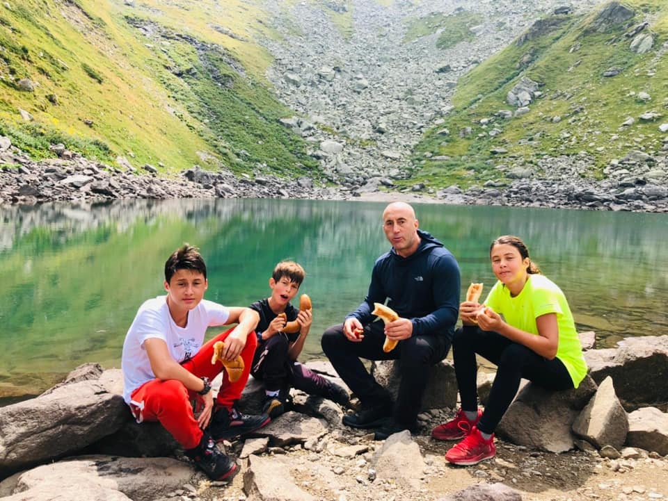 Haradinaj me fëmijët në liqenin e Jazhnicës