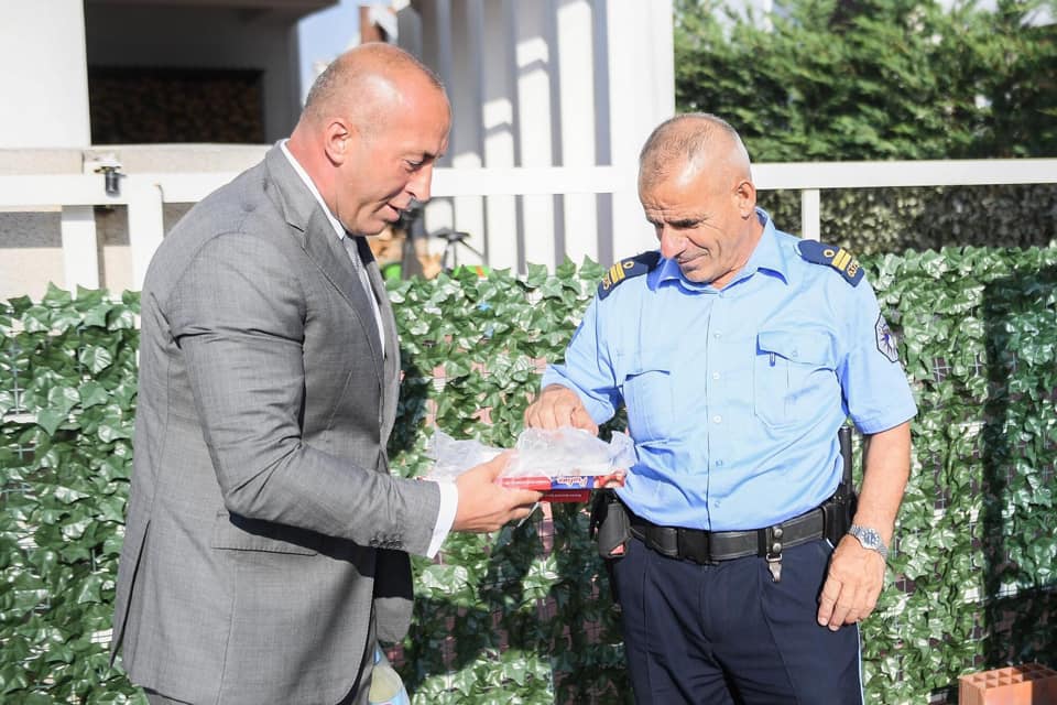 Haradinaj vazhdon traditën: U shërben kafe e ëmbëlsira policëve për Bajram