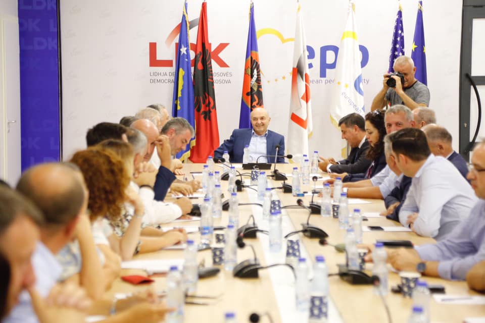 Dalin fotografitë nga mbledhja e LDK’së