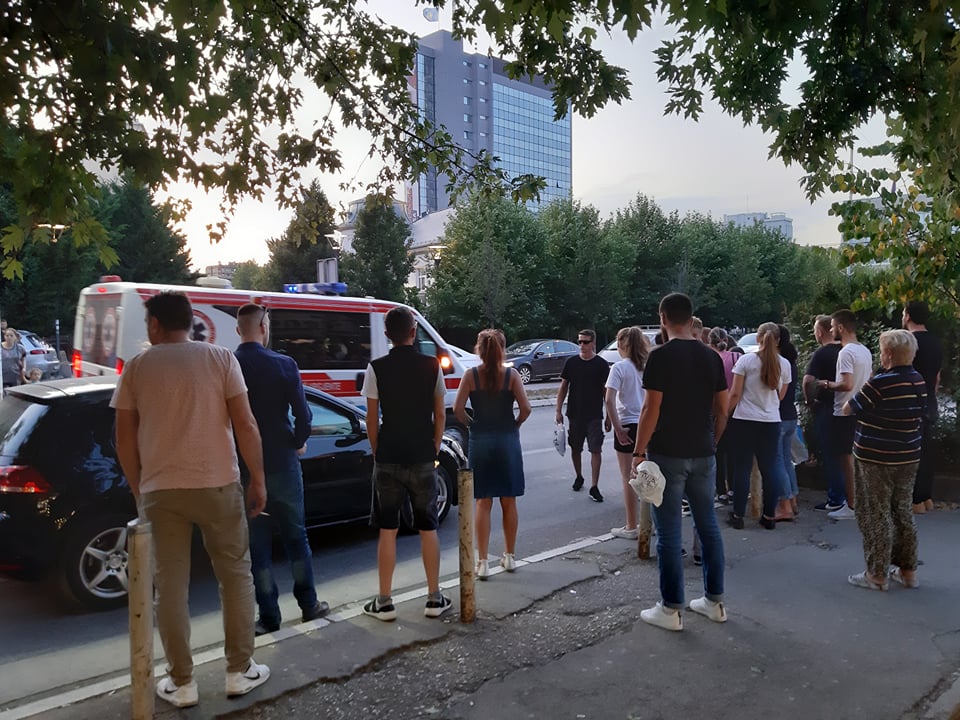Goditet nga vetura një këmbësor në zebra pas teatrit