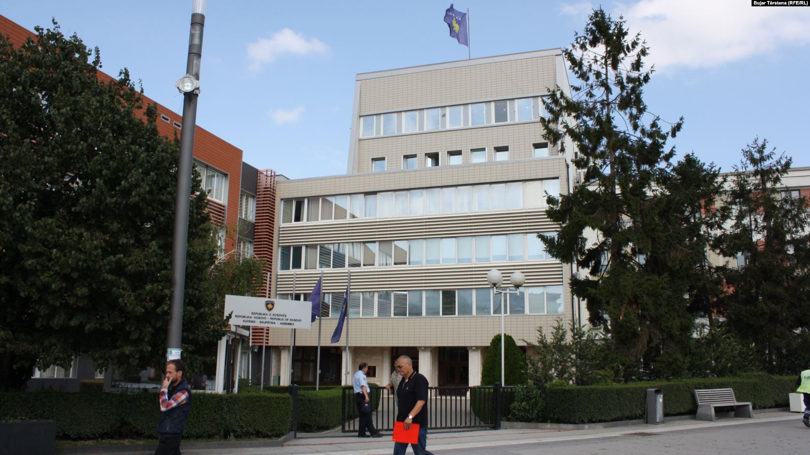 Shumë konsultime, por jo pajtim se si të dilet nga kriza politike