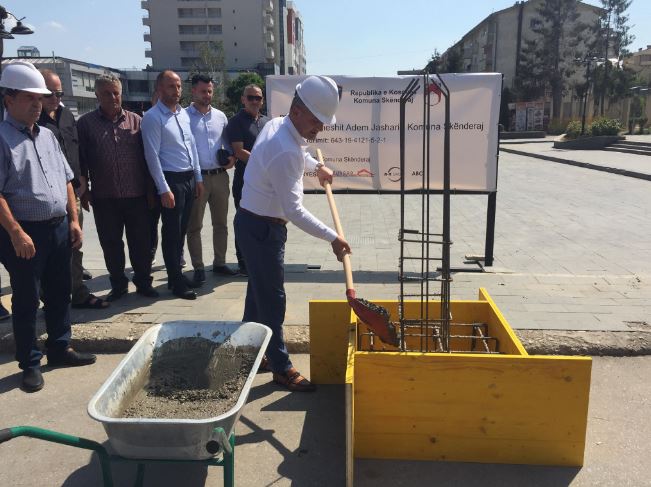Fillojnë punimet për zgjerimin e sheshit “Adem Jashari” në Skenderaj
