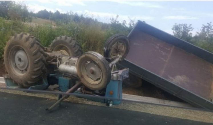 Një person lëndohet në Kaçanik, i rrokulliset traktori