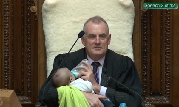 Kryetari i Parlamentit udhëheq seancën derisa mban foshnjën në krah