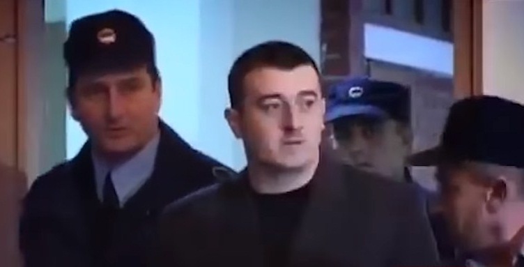 Vrau 14 shqiptarë, lirohet para kohe nga burgu