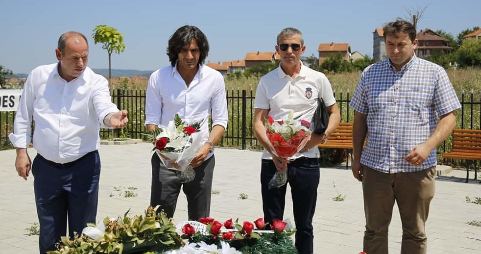 Trajneri malazez i Feronikelit bën homazhe te varri i Fadil Vokrrit